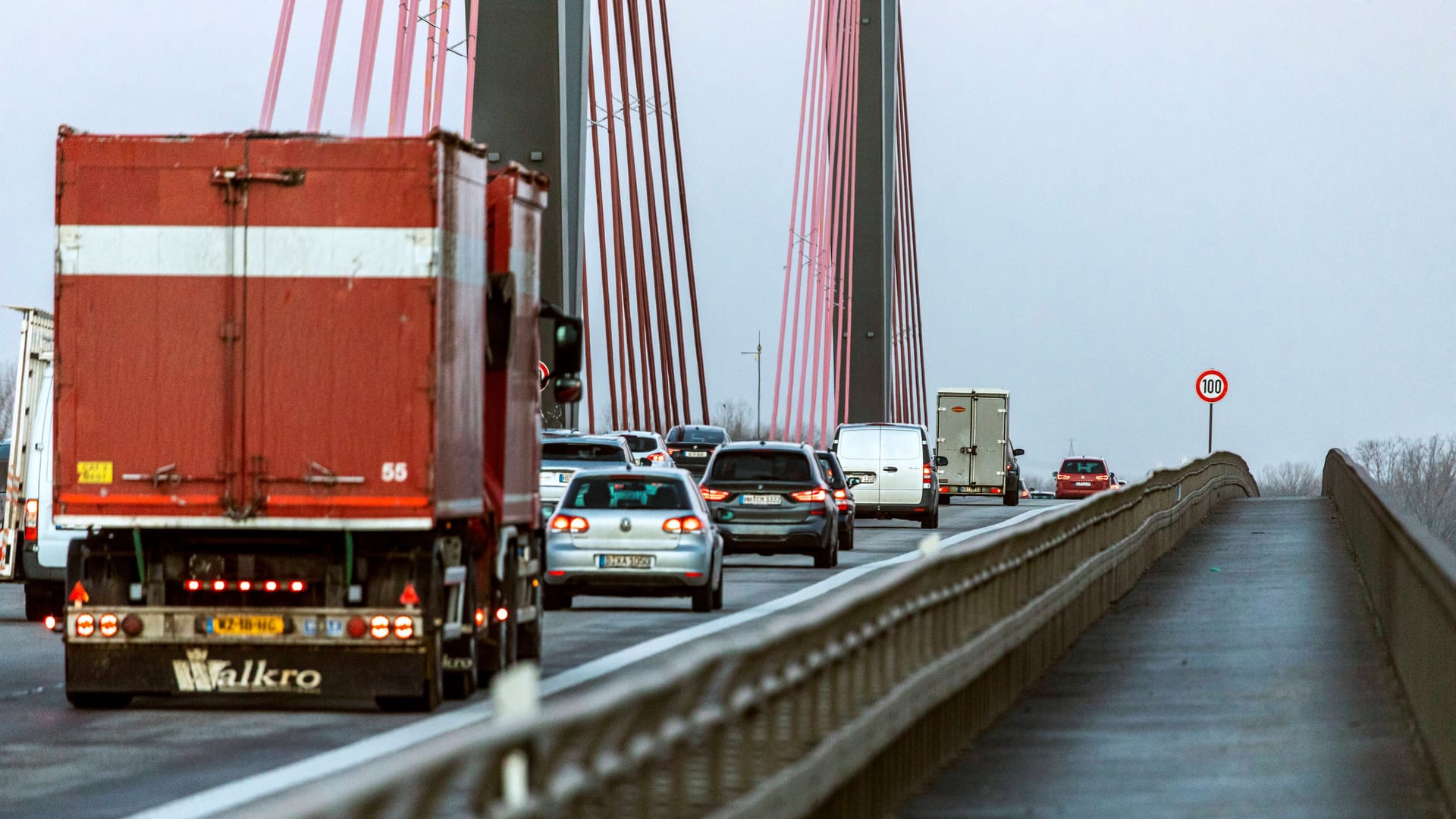 Autos auf der Flughafenbrücke (Symbolfoto): Sie wird am Wochenende gesperrt.