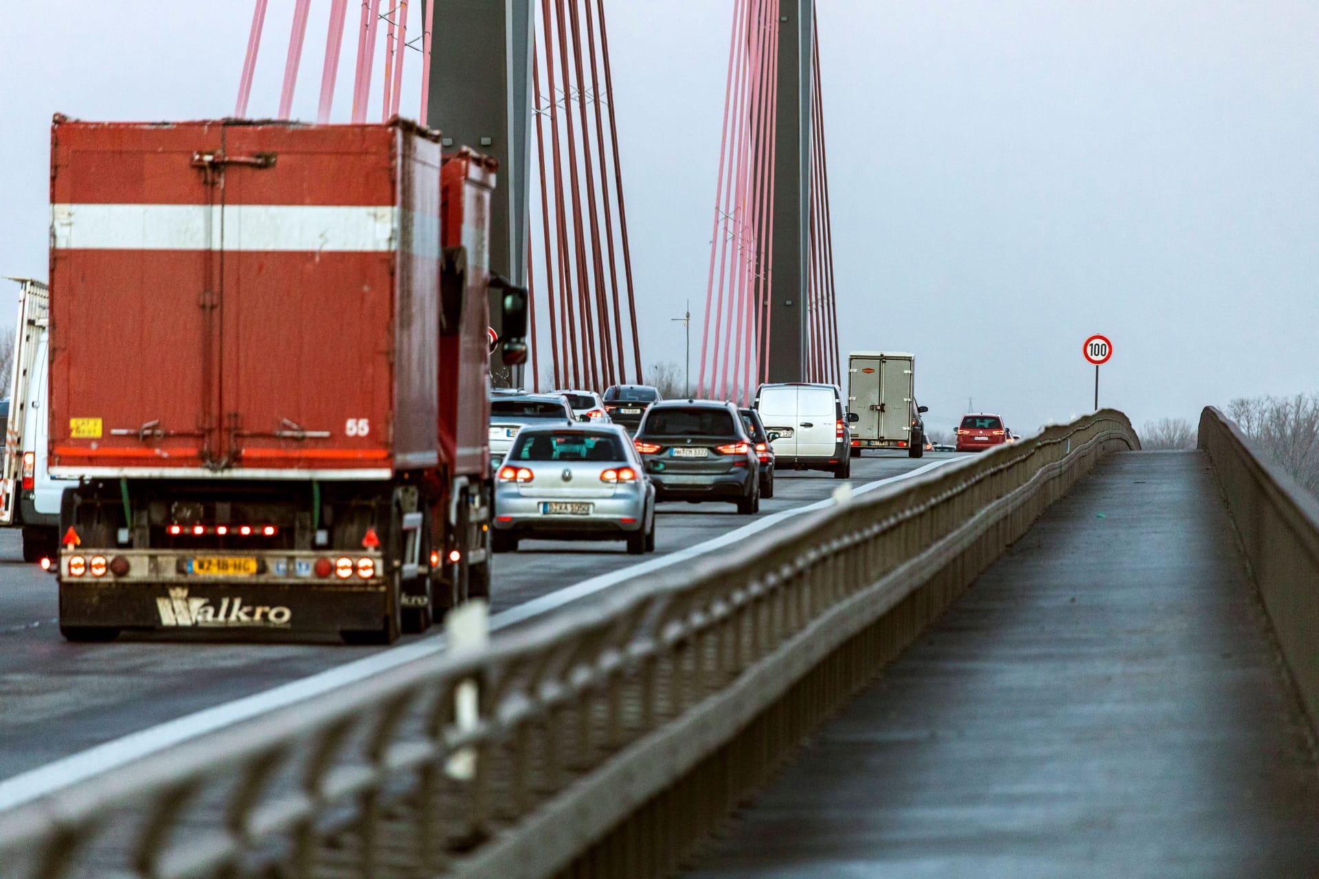 Autos auf der Flughafenbrücke (Symbolfoto): Sie wird am Wochenende gesperrt. Autos auf der Flughafenbrücke (Symbolfoto): Sie wird am Wochenende gesperrt.