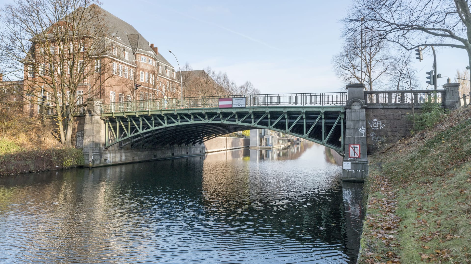 Die Wartenaubrücke im Hamburger Stadtteil Uhlenhorst: Die bauvorbereitenden Maßnahmen sind abgeschlossen – nun beginnt die tatsächliche Sanierung.