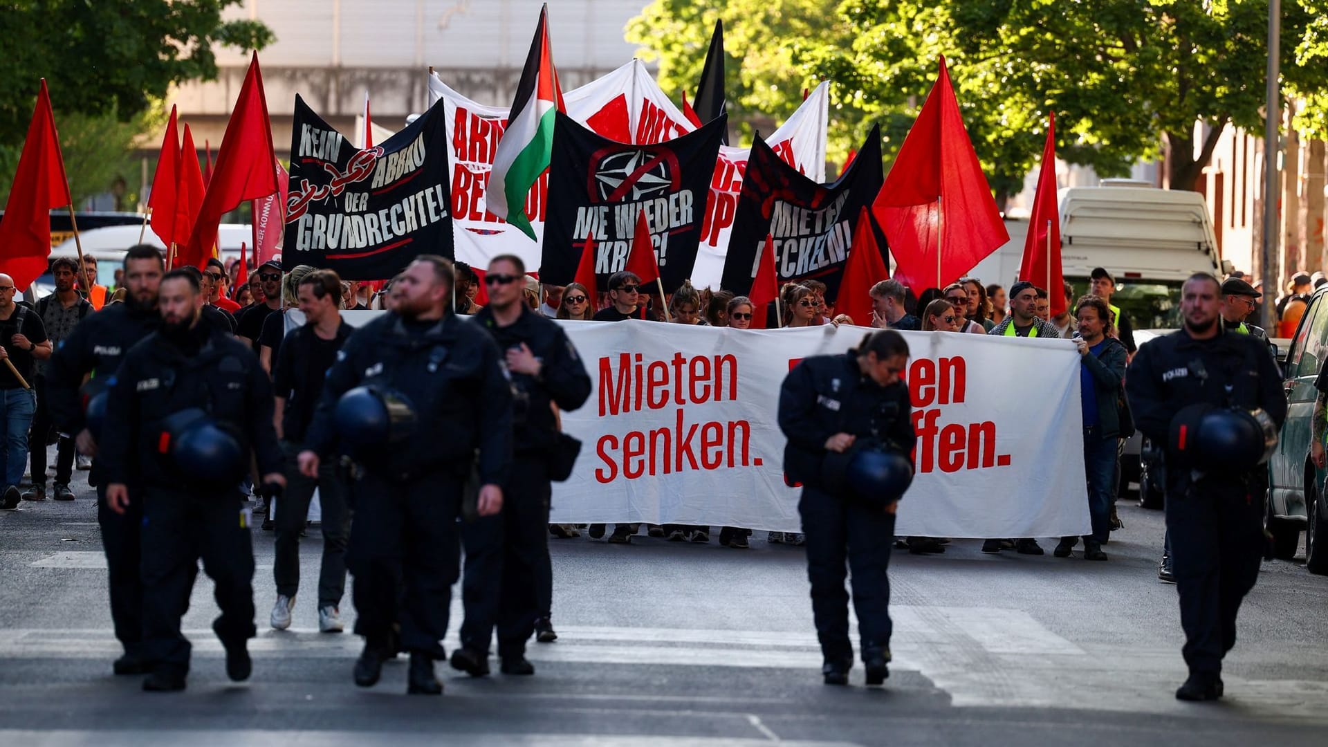 Polizisten im Einsatz in der Walpurgisnacht vor dem 1. Mai: Einige Einsatzkräfte beschwerten sich nun über die Verpflegung. Polizisten im Einsatz in der Walpurgisnacht vor dem 1. Mai: Einige Einsatzkräfte beschwerten sich nun über die Verpflegung.