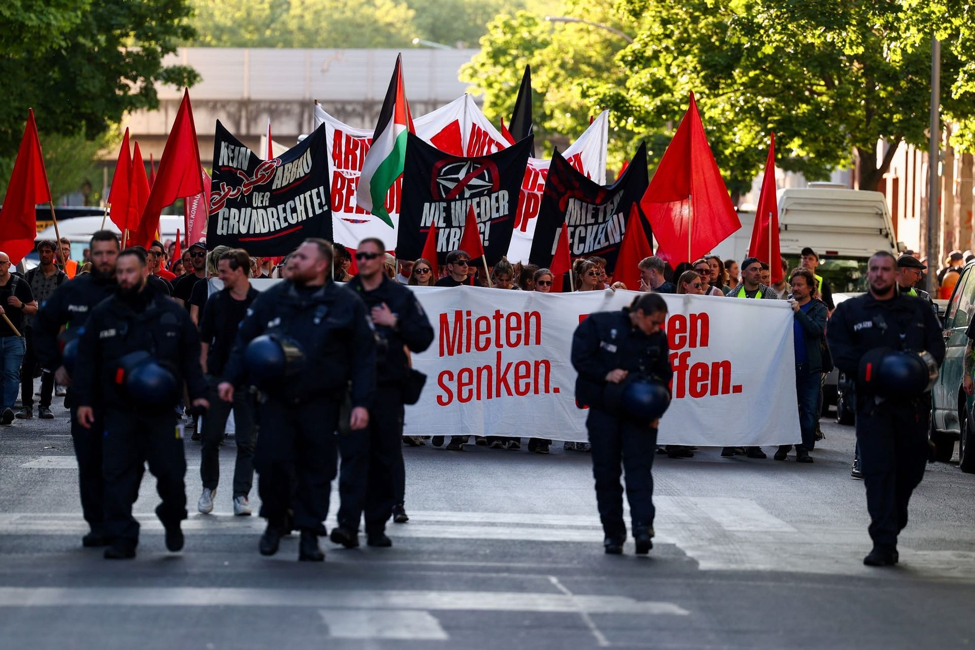 Polizisten im Einsatz in der Walpurgisnacht vor dem 1. Mai: Einige Einsatzkräfte beschwerten sich nun über die Verpflegung.
