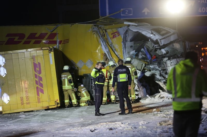 Einsatzkräfte von Feuerwehr und Polizei auf der A2. Nach einem Unfall gleicht die Autobahn einem Trümmerfeld.