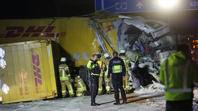 Einsatzkräfte von Feuerwehr und Polizei auf der A2. Nach einem Unfall gleicht die Autobahn einem Trümmerfeld.