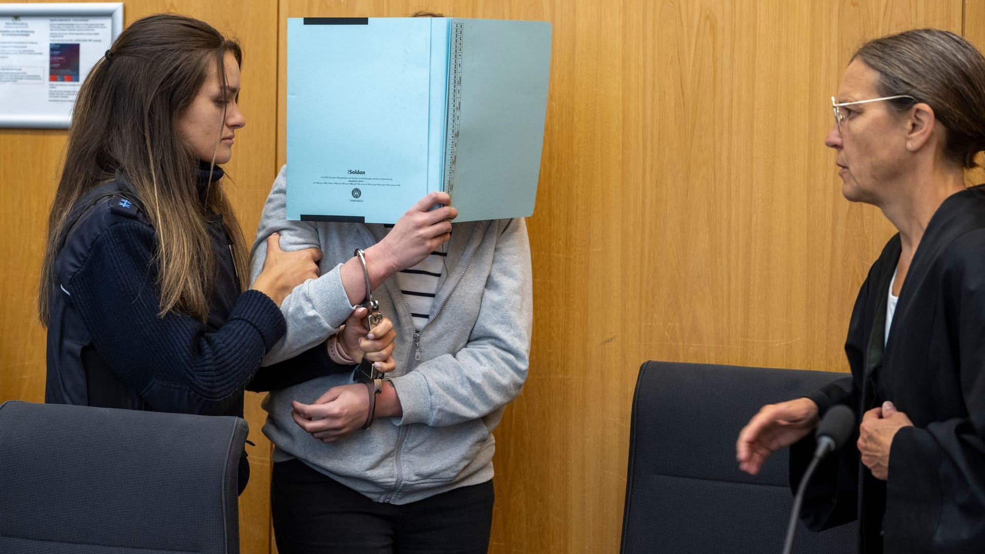 Prozess-Auftakt in Ulm: Eine Justizwachtmeisterin führt die Angeklagte im Landgericht zu ihrer Verteidigerin.