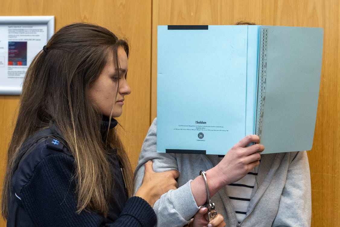 Prozess-Auftakt in Ulm: Eine Justizwachtmeisterin führt die Angeklagte im Landgericht zu ihrer Verteidigerin. Prozess-Auftakt in Ulm: Eine Justizwachtmeisterin führt die Angeklagte im Landgericht zu ihrer Verteidigerin.