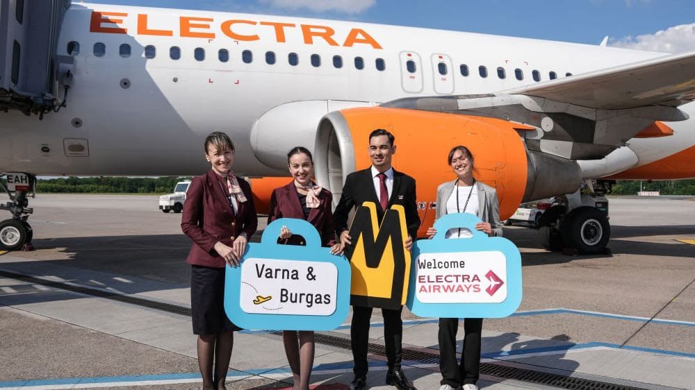 Leonie Schaffeld (rechts; Airline Marketing am Köln Bonn Airport) und eine Crew von Electra Airways freuen sich über die Erstflüge nach Burgas und Varna. Leonie Schaffeld (rechts; Airline Marketing am Köln Bonn Airport) und eine Crew von Electra Airways freuen sich über die Erstflüge nach Burgas und Varna.