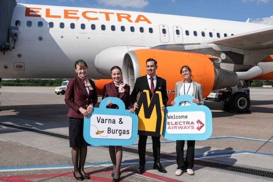 Leonie Schaffeld (rechts; Airline Marketing am Köln Bonn Airport) und eine Crew von Electra Airways freuen sich über die Erstflüge nach Burgas und Varna.