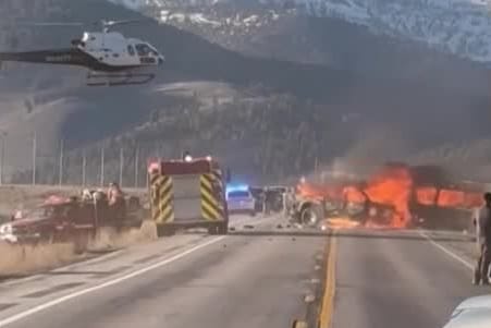 Unfall in den USA: Bei der Kollision eines Reisebusses mit einem Pickup-Truck sind sieben Menschen gestorben. Unfall in den USA: Bei der Kollision eines Reisebusses mit einem Pickup-Truck sind sieben Menschen gestorben.