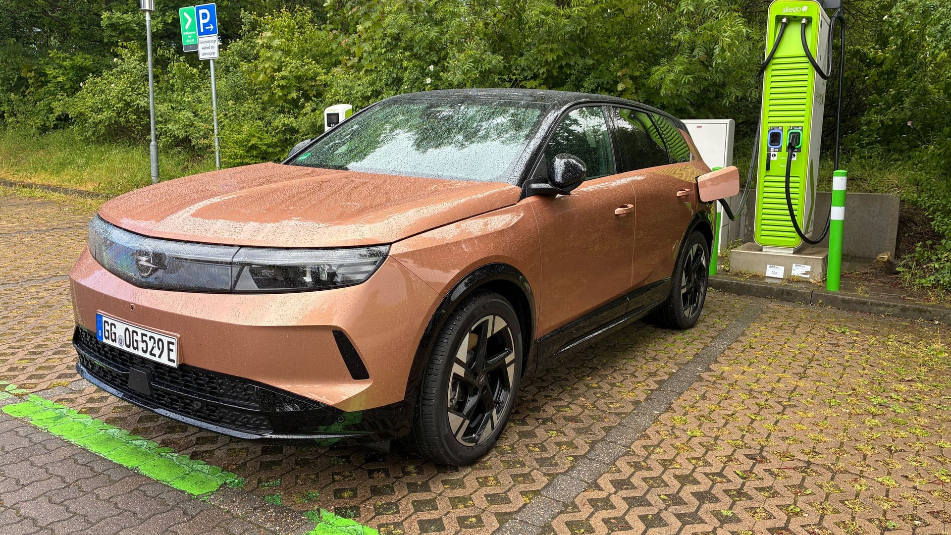Fix: Der Grandland verspricht Schnellladen mit bis zu 150 kW – im Praxistest wurden die jedoch nicht ganz erreicht.