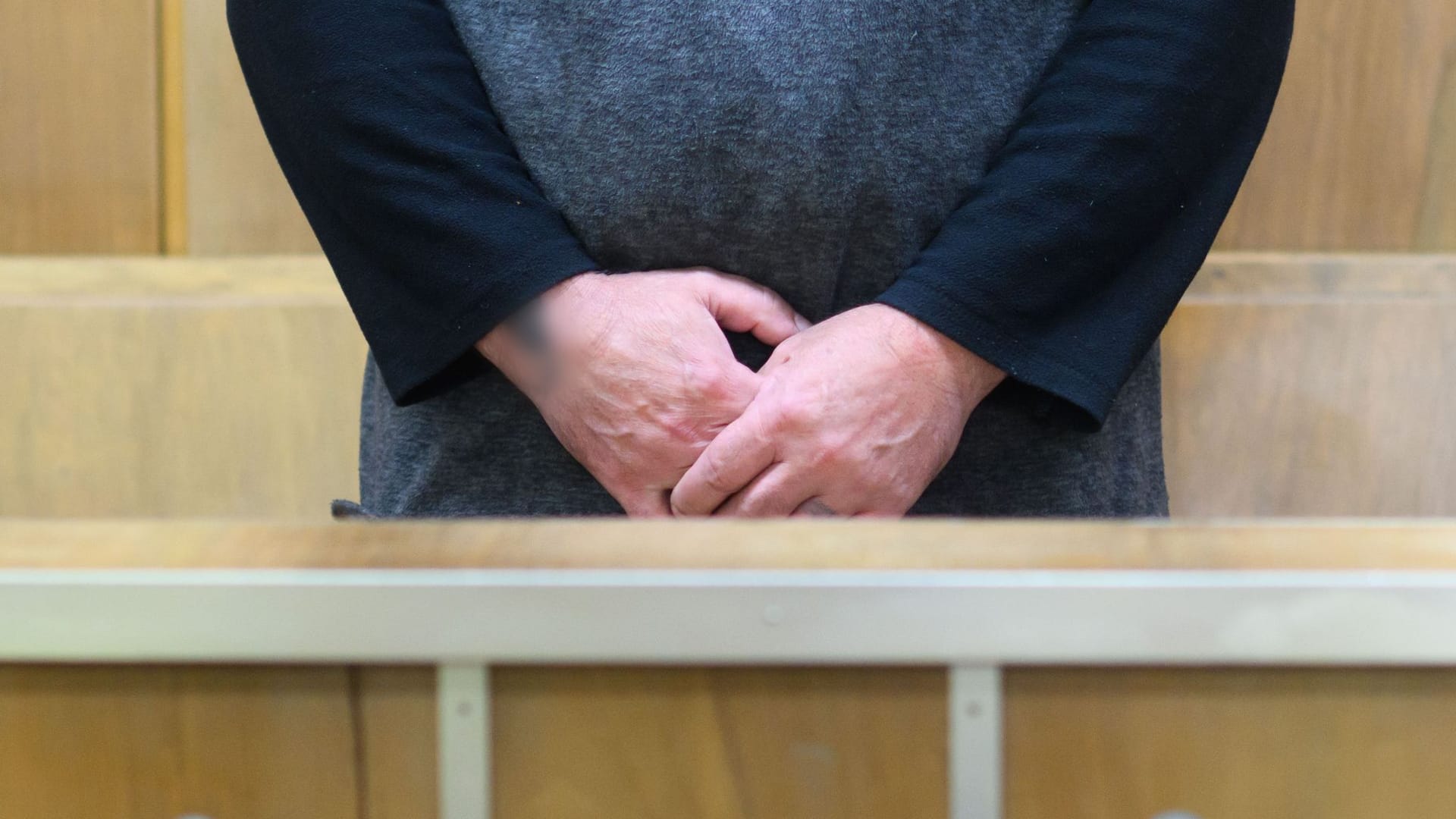 Ein Angeklagter steht im Gerichtssaal im Landgericht Hannover: Der 53-Jährige gesteht die Tat. Ein Angeklagter steht im Gerichtssaal im Landgericht Hannover: Der 53-Jährige gesteht die Tat.