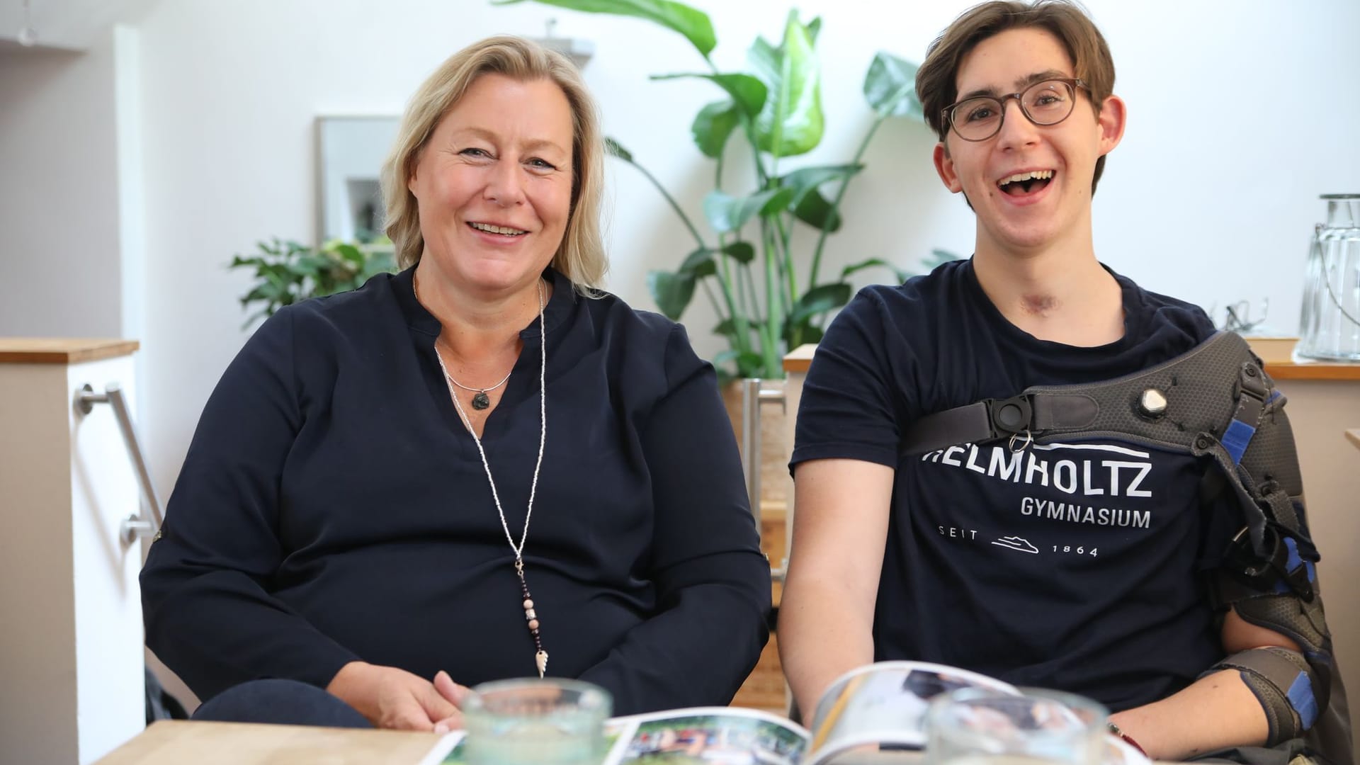 Keanu Fredriksson sitzt mit seiner Mutter Kristine Fredriksson am Esstisch in der gemeinsamen Wohnung.