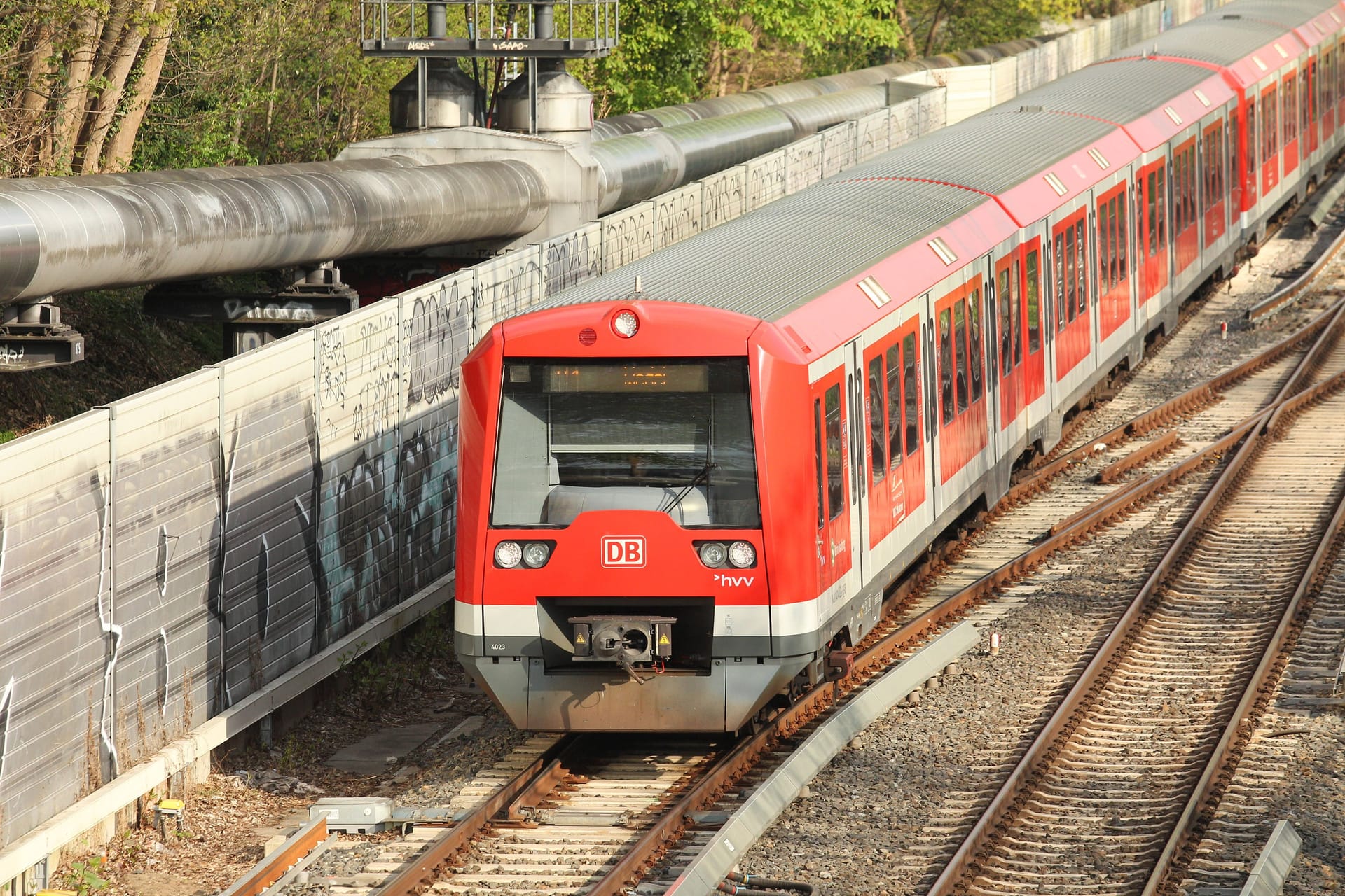 S-Bahn in Hamburg (Symbolfoto): Eine Hamburgerin hat in der S3 bei Stellingen offenbar einen "zutiefst würdelosen Moment" erlebt.