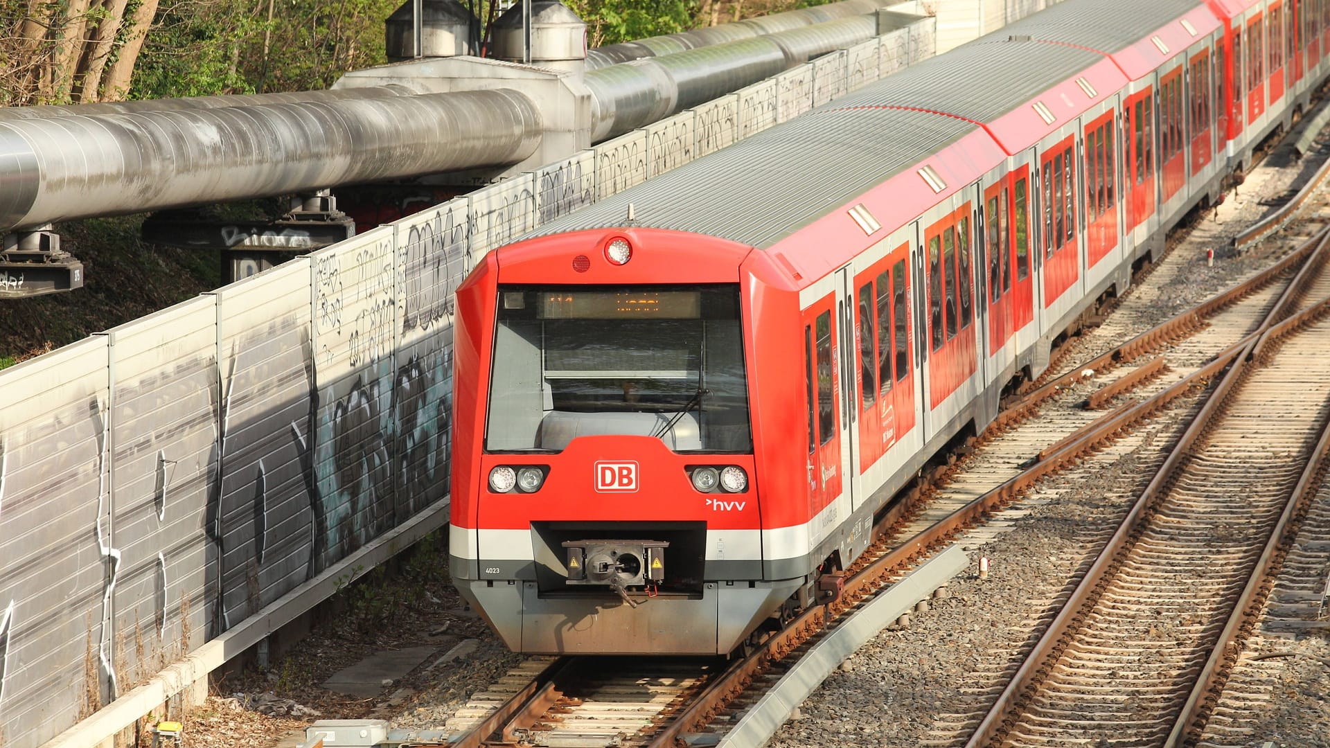 S-Bahn in Hamburg (Symbolfoto): Eine Hamburgerin hat in der S3 bei Stellingen offenbar einen "zutiefst würdelosen Moment" erlebt.