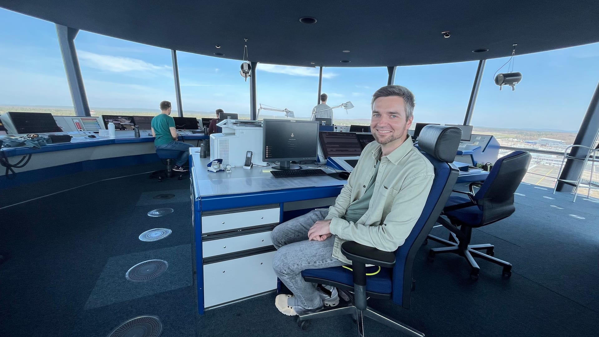 Christian Schwab hat als Supervisor im Tower den Flugraum über Nürnberg im Blick. Christian Schwab hat als Supervisor im Tower den Flugraum über Nürnberg im Blick.