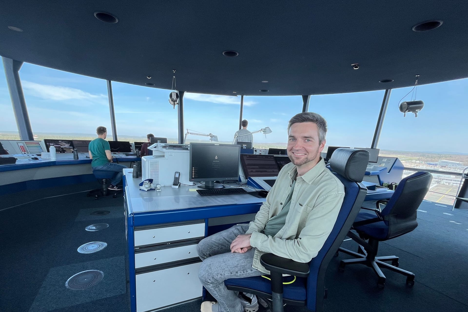 Christian Schwab hat als Supervisor im Tower den Flugraum über Nürnberg im Blick.