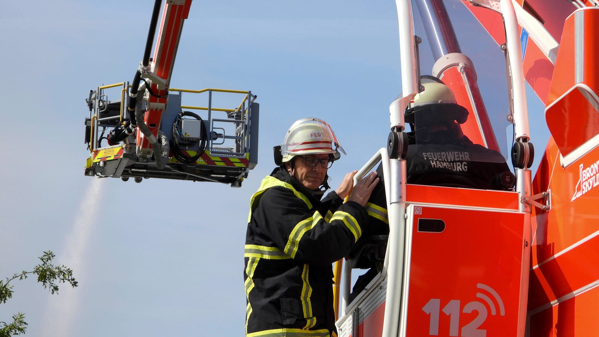 Einsatzkräfte der Feuerwehr Hamburg (Symbolbild): Ein Großaufgebot ist zu dem Brand in Altenwerder ausgerückt.