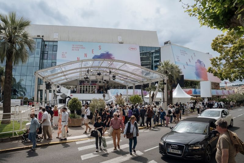 Menschen gehen am Palais des Festivals der 78. Internationalen Filmfestspiele vorbei (Archivbild): 160.000 Haushalte sind vom Stromausfall betroffen.