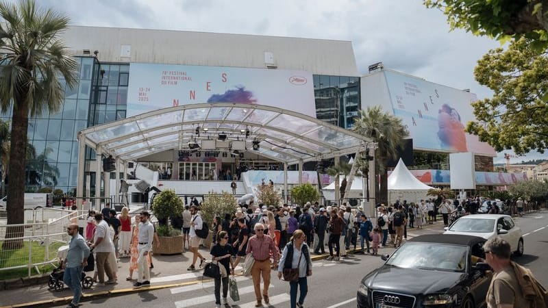 Menschen gehen am Palais des Festivals der 78. Internationalen Filmfestspiele vorbei (Archivbild): 160.000 Haushalte sind vom Stromausfall betroffen.
