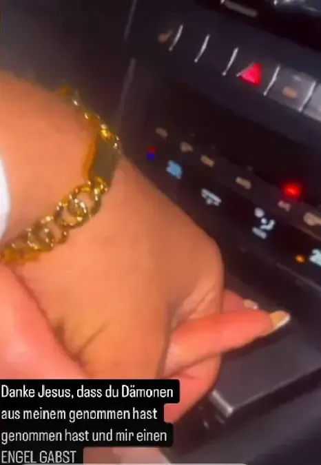 Menowin Fröhlich hielt in einer Instagram-Story die Hand einer anderen Frau.