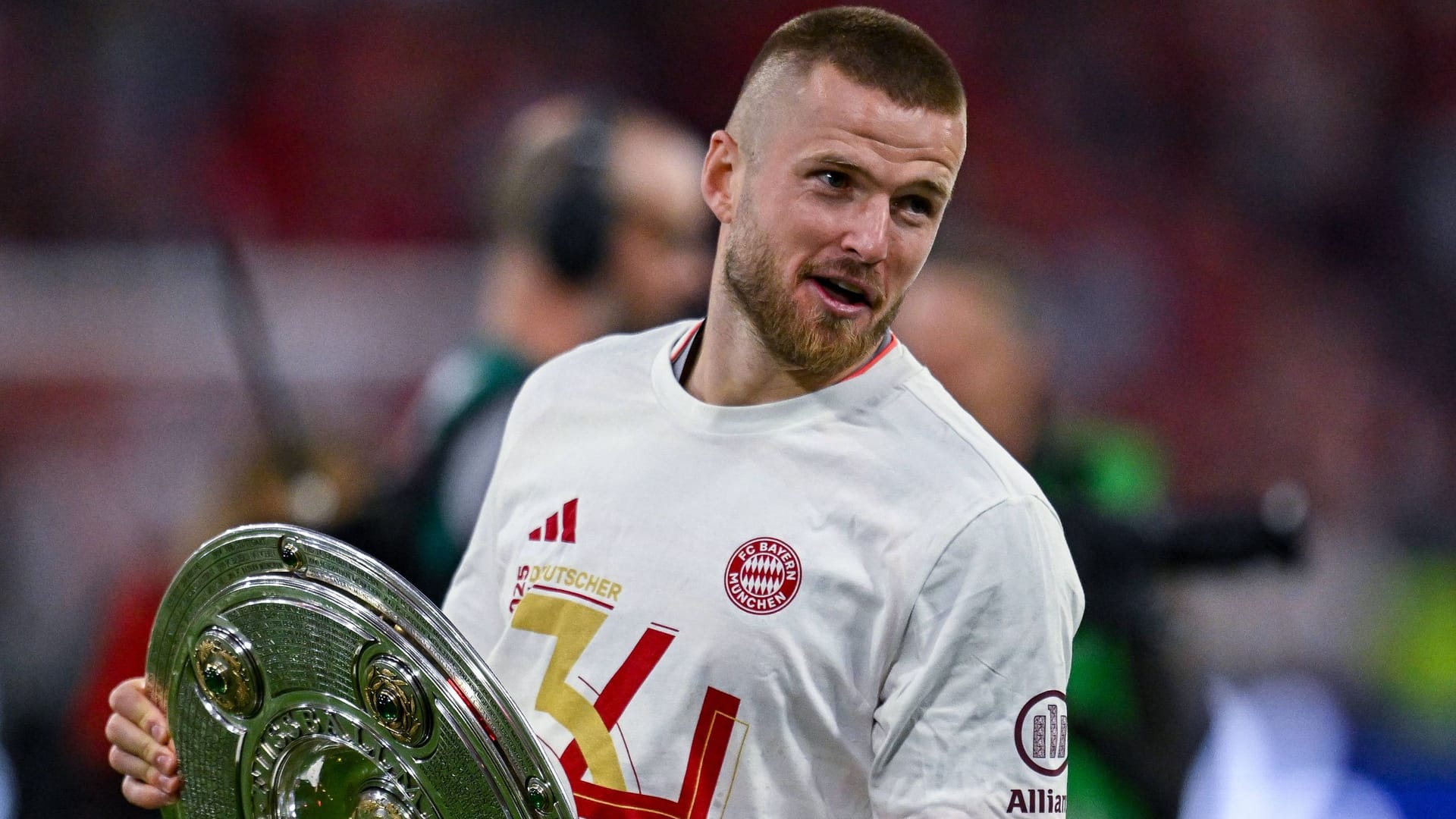Ein Titel zum Abschied: Bayerns Eric Dier mit der Meisterschale nach dem letzten Heimspiel der Saison gegen Gladbach.