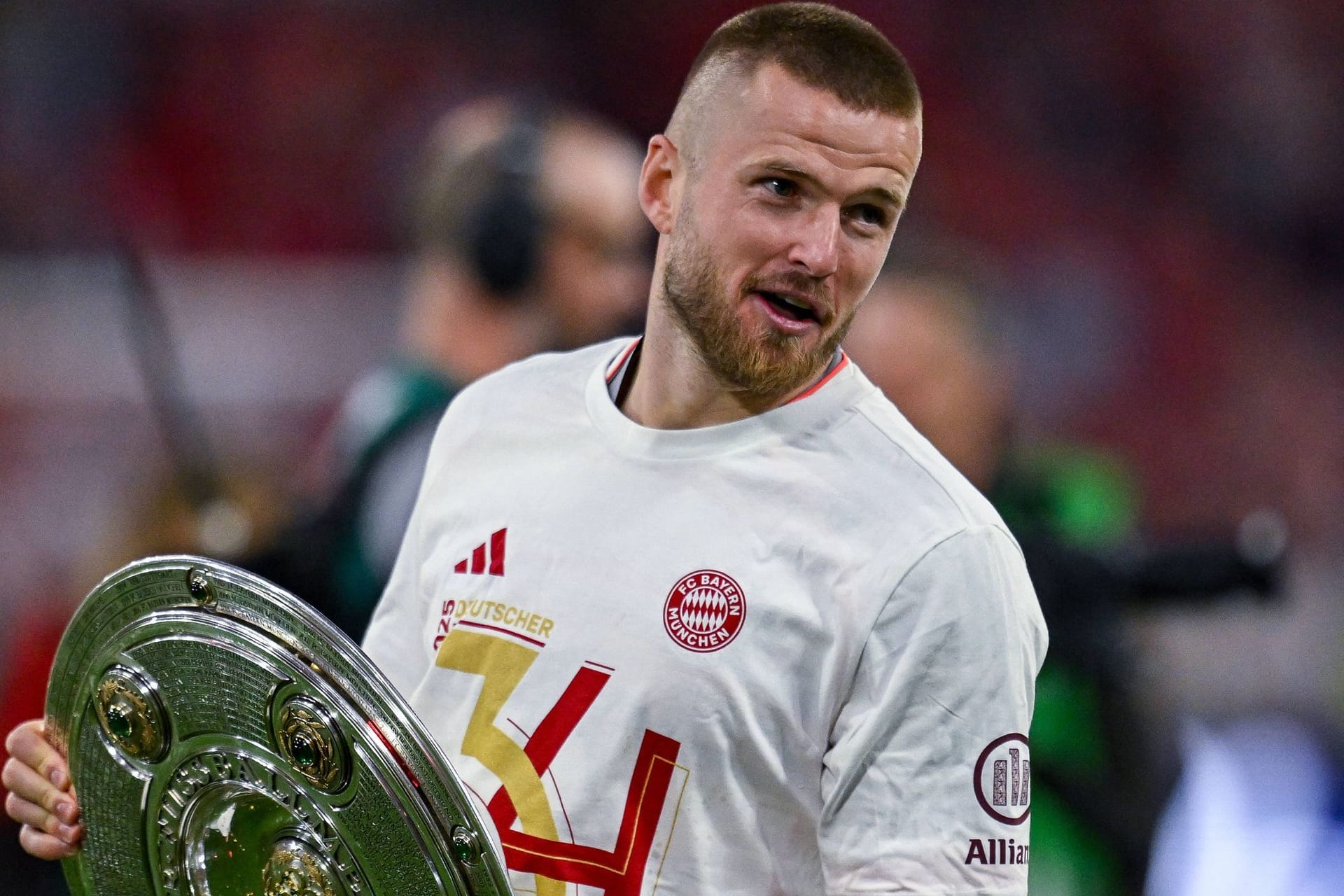 Ein Titel zum Abschied: Bayerns Eric Dier mit der Meisterschale nach dem letzten Heimspiel der Saison gegen Gladbach.