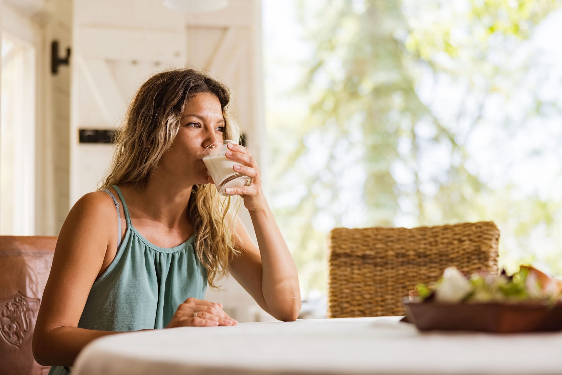 Milch ohne erhitzen: Neben Vitaminen bleiben auch Krankheitserreger besser erhalten.