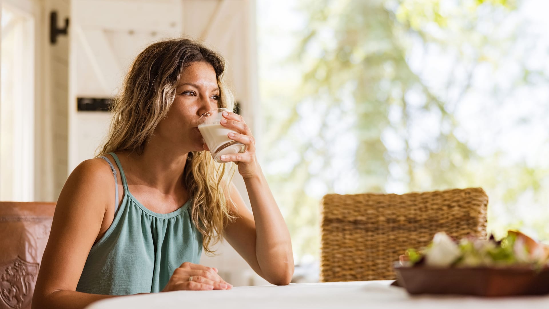 Milch ohne erhitzen: Neben Vitaminen bleiben auch Krankheitserreger besser erhalten.
