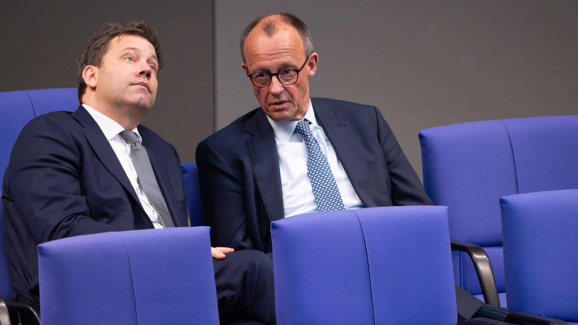 Lars Klingbeil (links, SPD) zusammen mit Friedrich Merz (rechts, CDU) (Archivbild): Rund 11 Cent soll der Industriestrompreis günstiger werden.
