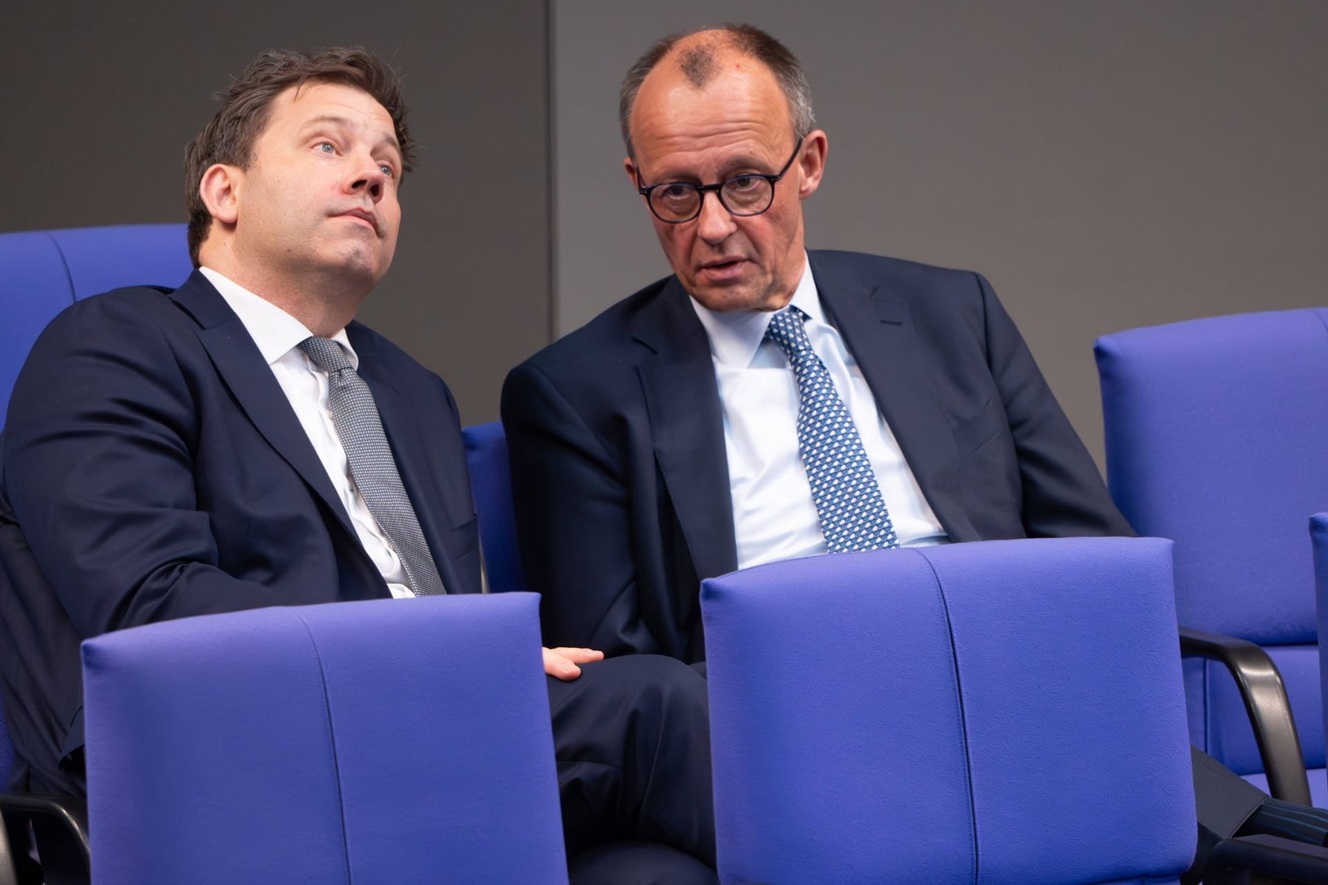 Lars Klingbeil (links, SPD) zusammen mit Friedrich Merz (rechts, CDU) (Archivbild): Rund 11 Cent soll der Industriestrompreis günstiger werden.