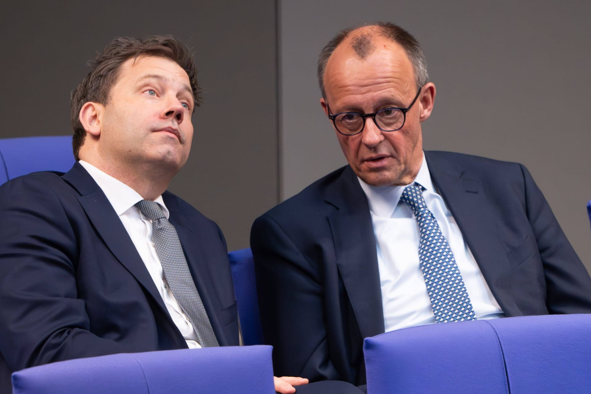 Lars Klingbeil (links, SPD) zusammen mit Friedrich Merz (rechts, CDU) (Archivbild): Rund 11 Cent soll der Industriestrompreis günstiger werden.