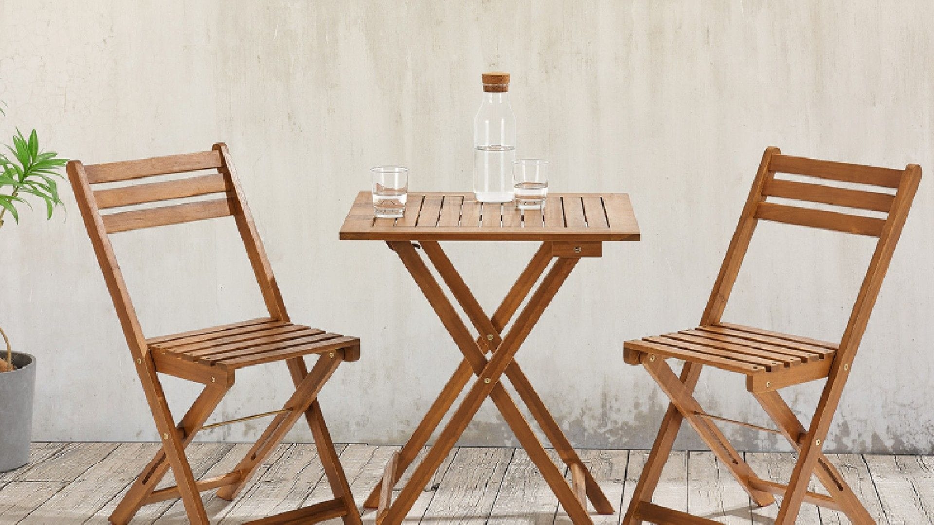 Ideal für kleine Balkone: Klappbares Set mit Tisch und zwei Stühlen jetzt zum Sparpreis. Ideal für kleine Balkone: Klappbares Set mit Tisch und zwei Stühlen jetzt zum Sparpreis.