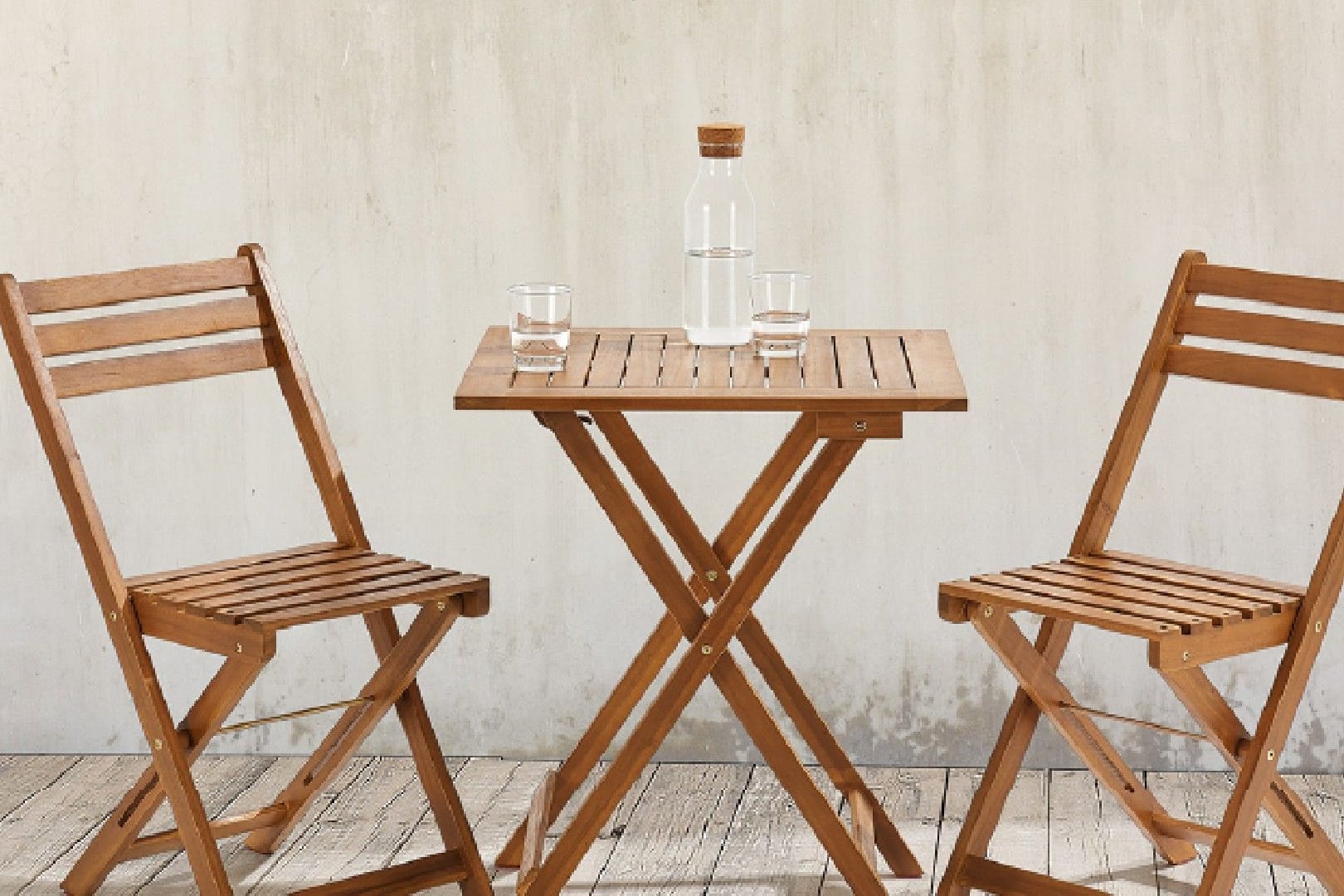 Ideal für kleine Balkone: Klappbares Set mit Tisch und zwei Stühlen jetzt zum Sparpreis.