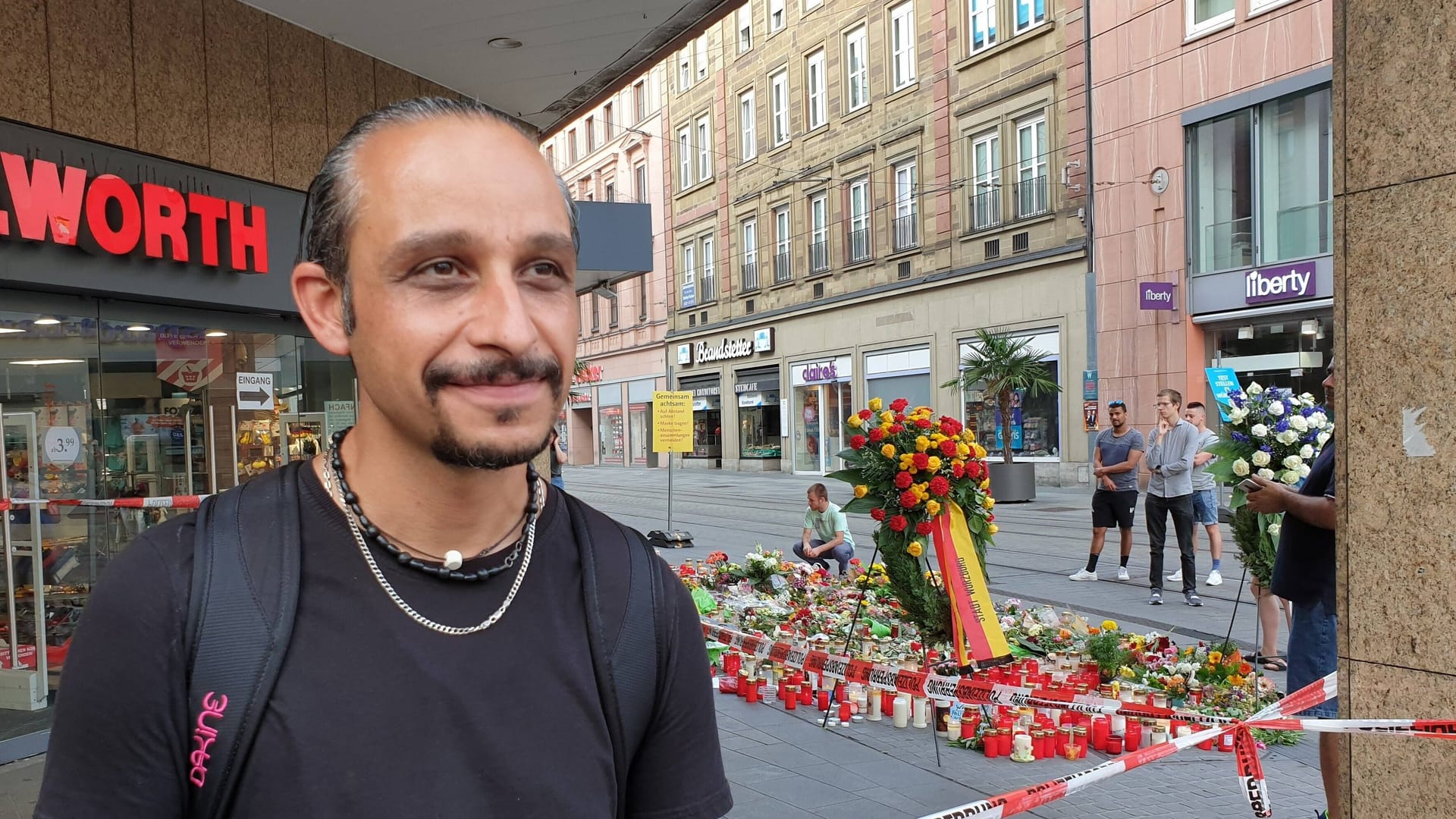 Mit Rucksack: Der Iraner Chia Rabiei stellte sich in Würzburg einem psychisch kranken Messerangreifer aus Somalia entgegen.