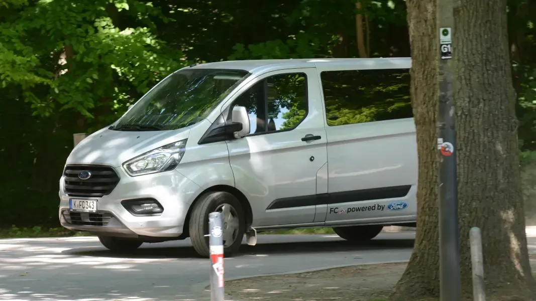 In diesem Van wurde Tim Lemperle zum Trainingsplatz gefahren.