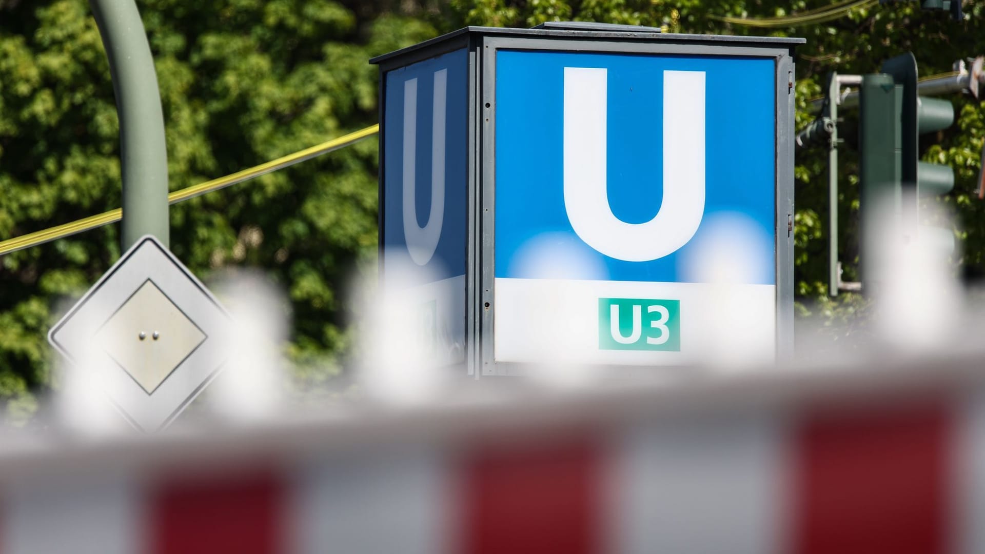 ARCHIV - 28.04.2025, Berlin: Blick über einen Bauzaun auf ein U-Bahn Schild der Linie U3 beim Start der Bauarbeiten für die Verlängerung der U-Bahn-Linie U3 im Berliner Südwesten. Durch eine Direktverbindung sollen die zwei Bahnhöfe Mexikoplatz und Krumme Lanke verbunden werden. (zu dpa: «Einschränkungen auf der U3 wegen beschädigter Tunneldecke») Foto: Hannes P Albert/dpa ARCHIV - 28.04.2025, Berlin: Blick über einen Bauzaun auf ein U-Bahn Schild der Linie U3 beim Start der Bauarbeiten für die Verlängerung der U-Bahn-Linie U3 im Berliner Südwesten. Durch eine Direktverbindung sollen die zwei Bahnhöfe Mexikoplatz und Krumme Lanke verbunden werden. (zu dpa: «Einschränkungen auf der U3 wegen beschädigter Tunneldecke») Foto: Hannes P Albert/dpa