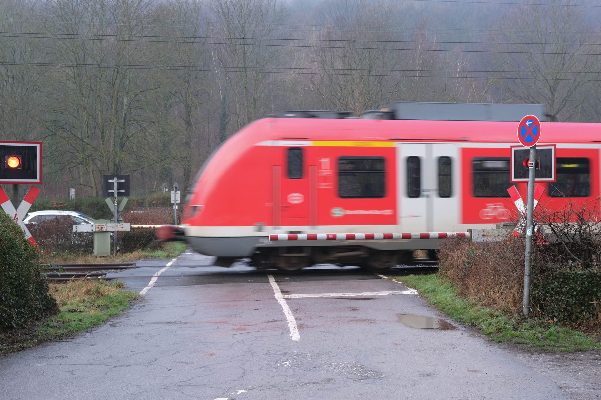 Eine S-Bahn fährt über einen Bahnübergang (Symbolbild): In München wollte ein junger Mann die Gleise trotz geschlossener Schranke überqueren.
