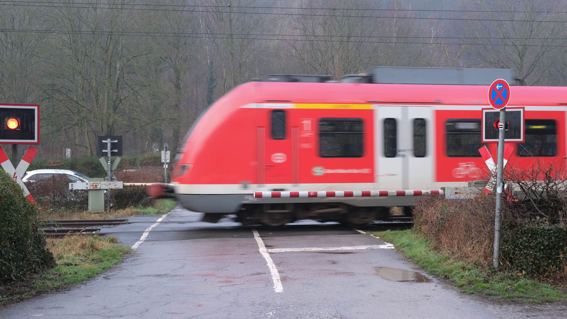 Eine S-Bahn fährt über einen Bahnübergang (Symbolbild): In München wollte ein junger Mann die Gleise trotz geschlossener Schranke überqueren.