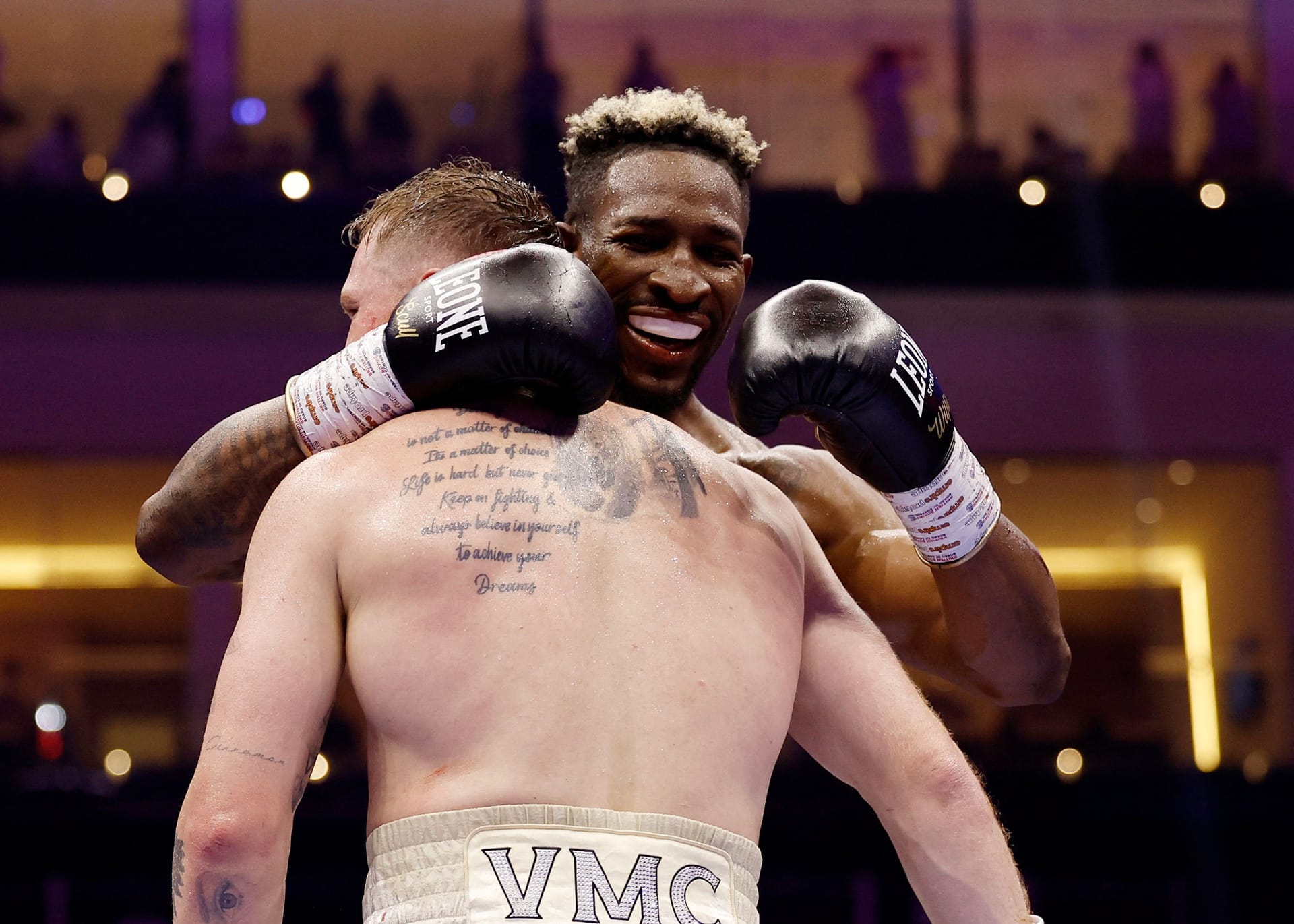 Gezeichnet sieht anders aus: Herausforderer William Scull bedankt sich nach dem Fight artig beim Weltmeister.