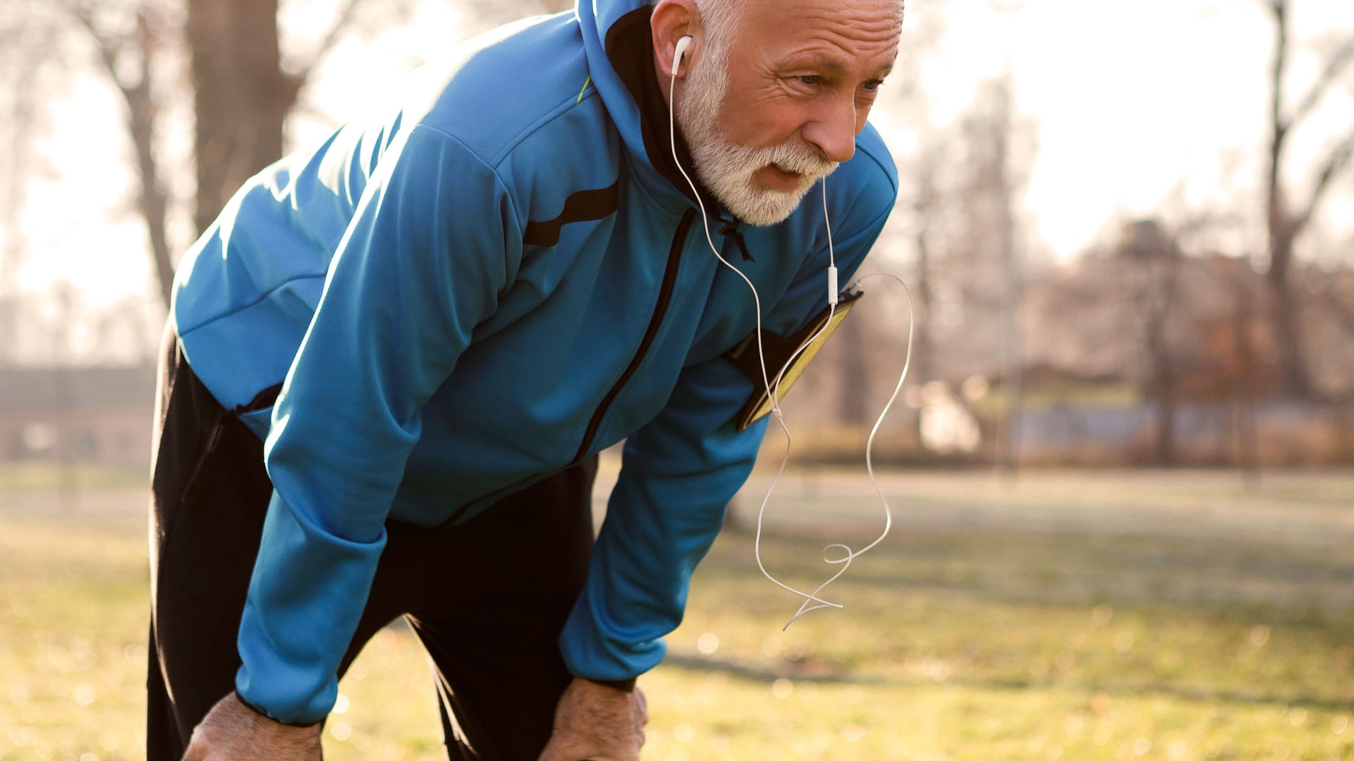 Mann verspürt Atemnot beim Sport Mann verspürt Atemnot beim Sport