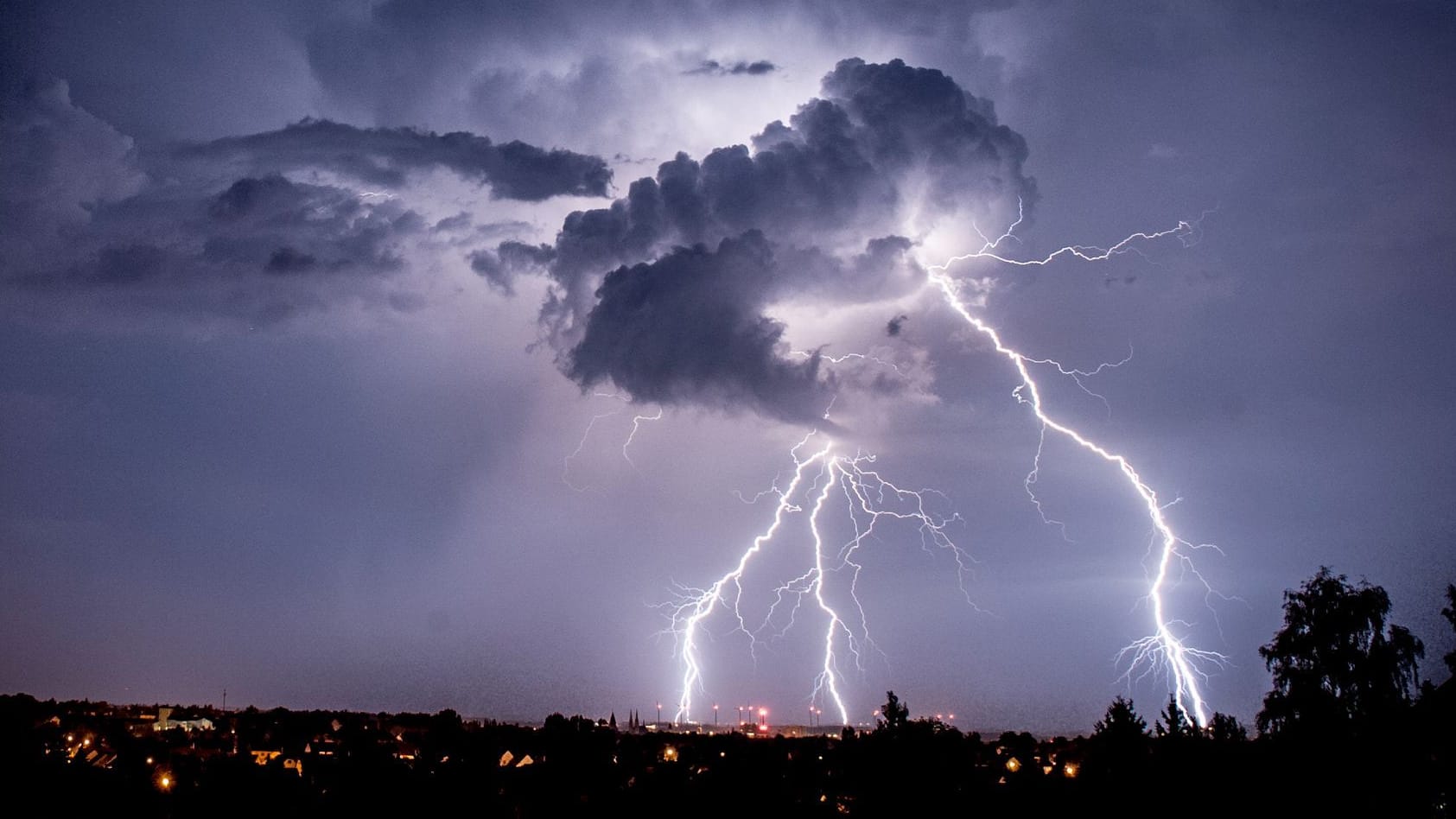 Blitze sind am Himmel bei Görlitz zu sehen
