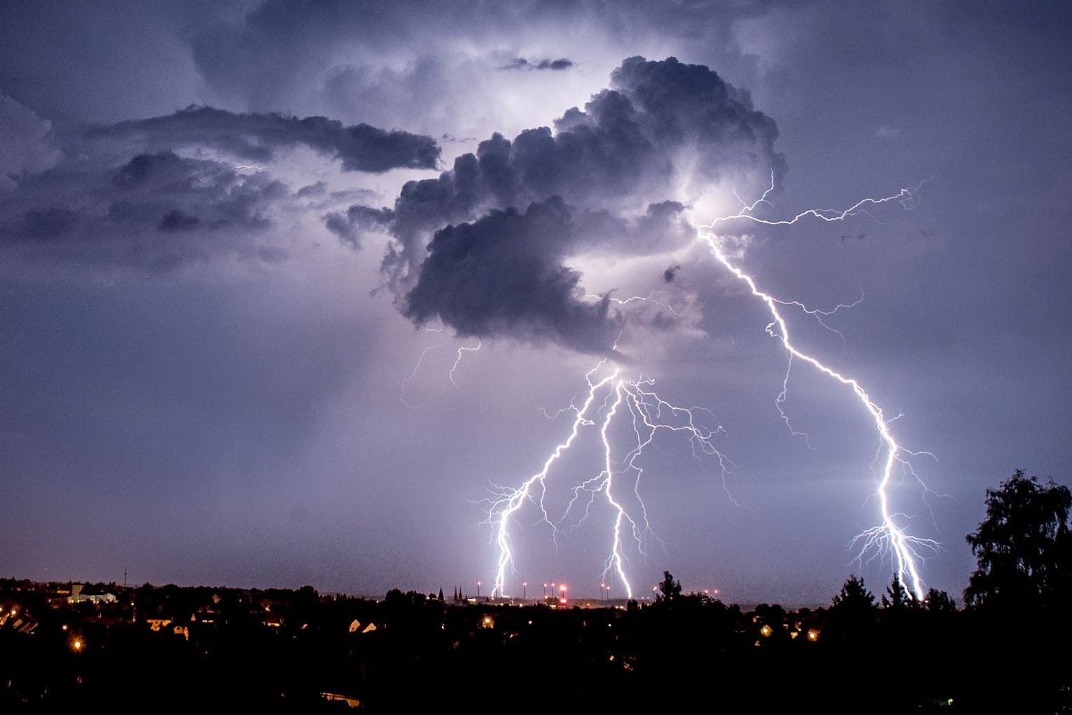 Blitze sind am Himmel bei Görlitz zu sehen