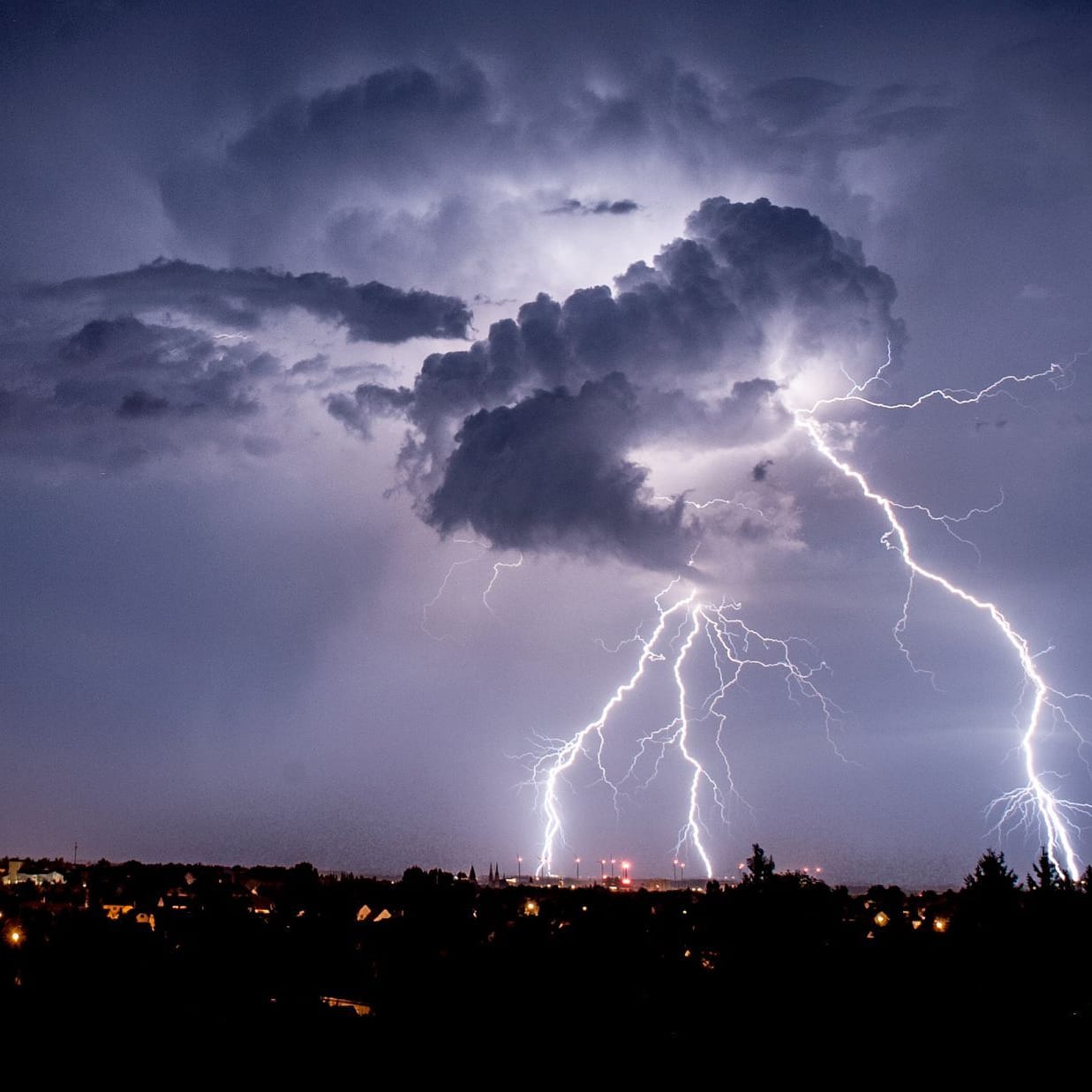 Blitze sind am Himmel bei Görlitz zu sehen