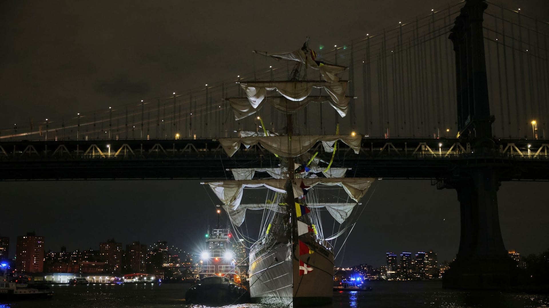 Ein Schlepper hilft bei der Stabilisierung der Cuauhtemoc, einem Schulschiff der mexikanischen Marine, in der Nähe der Manhattan Bridge.