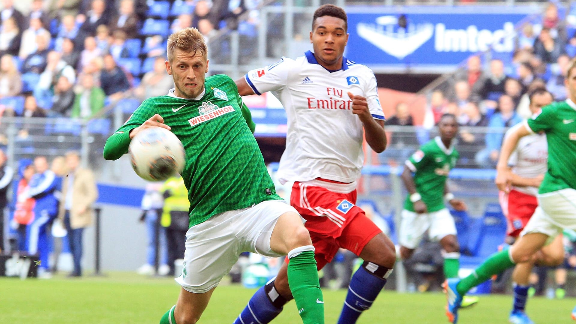 Jonathan Tah (r.) im Duell mit Werder-Profi Aaron Hunt (Archivbild): Der heute 29-Jährige feierte 2013 sein Profidebüt für den HSV. Jonathan Tah (r.) im Duell mit Werder-Profi Aaron Hunt (Archivbild): Der heute 29-Jährige feierte 2013 sein Profidebüt für den HSV.