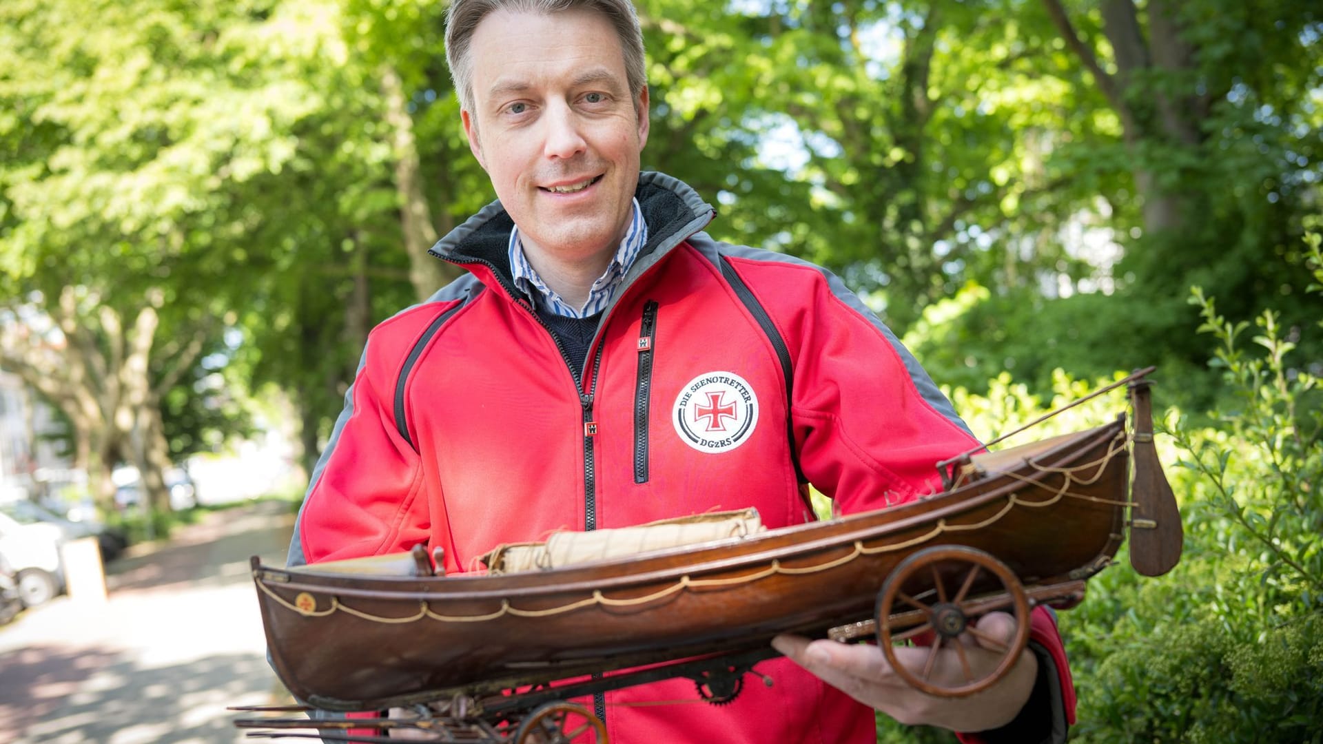 Christian Stipeldey von den Seenotrettern zeigt ein Modell von einem alten Ruderrettungsboot.
