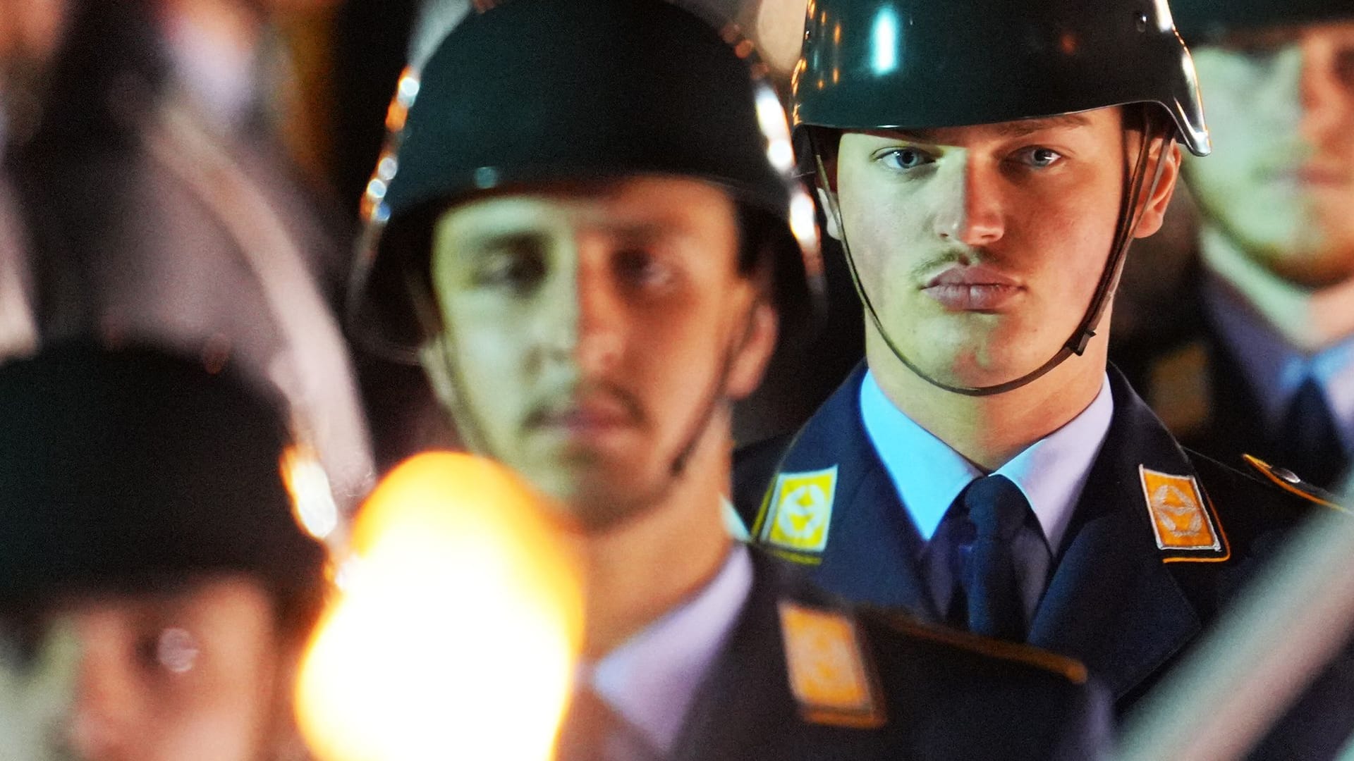 Soldaten des Wachbataillons kommen mit Fackeln zum großen Zapfenstreich der Bundeswehr anlässlich der Verabschiedung des geschäftsführenden Bundeskanzlers Olaf Scholz.