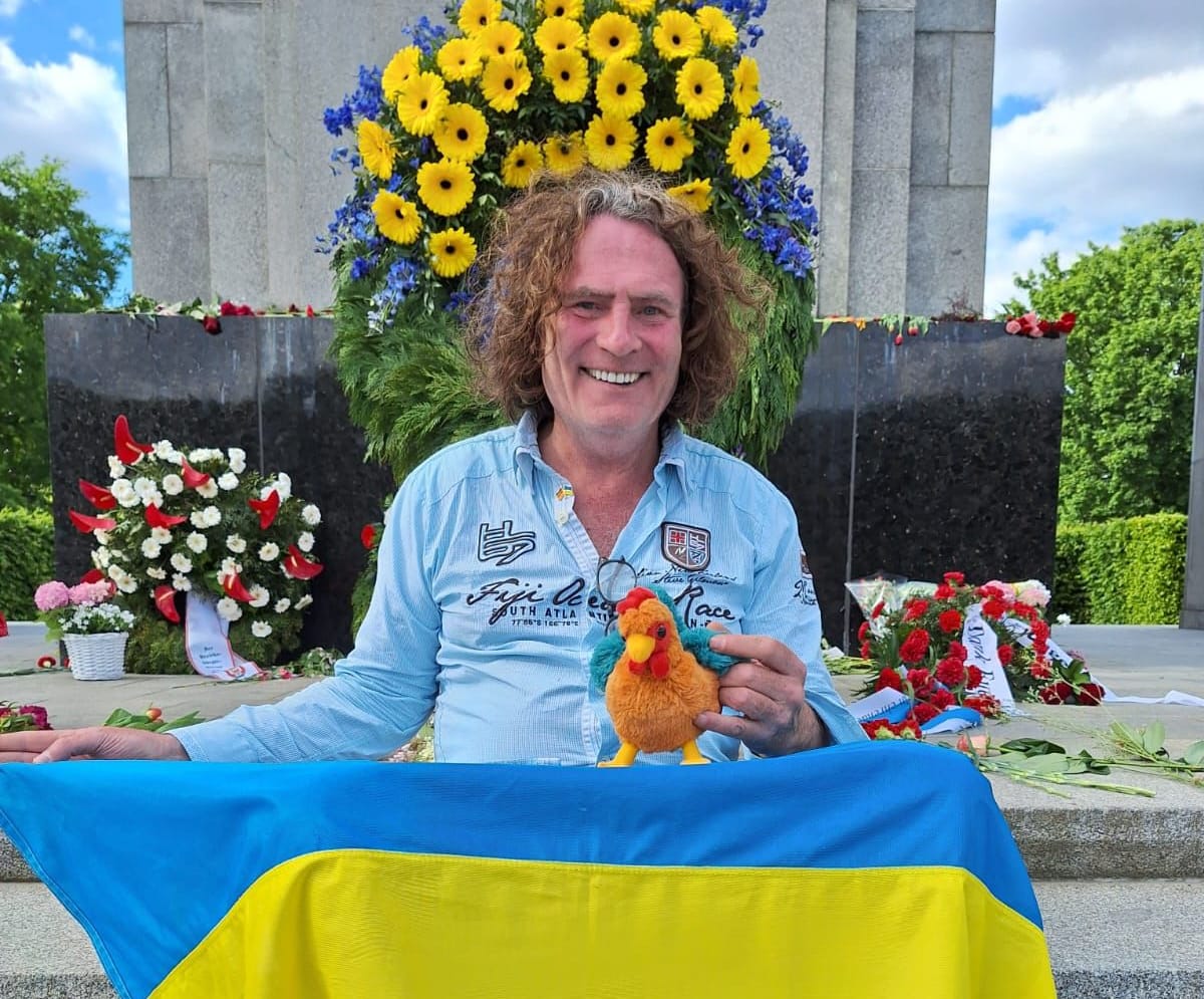 "Tag des Sieges": Zu Russlands propagandistischem Gedneken am 9. Mai 2024 organisierte Lindemeier den größten Kranz. Mit Blumen in ukrainischen Farben konnte er ihn früh am prominenten Platz platzieren.