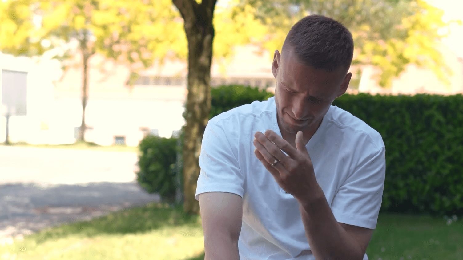 Pavel Kadeřábek bricht in Tränen aus.