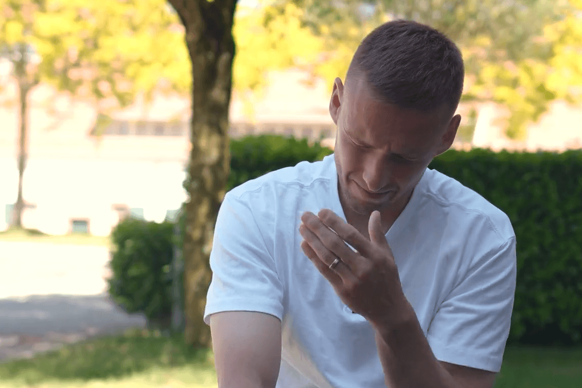 Pavel Kadeřábek bricht in Tränen aus.