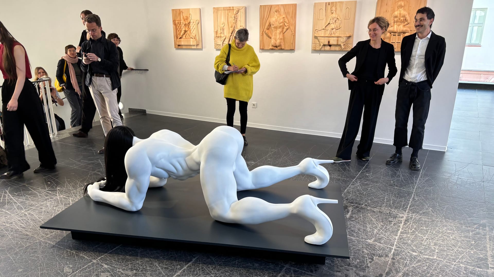Sargon Khnus Werk: Eine überlebensgroße Skulptur, ein männlicher Körper in kniender Position. Sargon Khnus Werk: Eine überlebensgroße Skulptur, ein männlicher Körper in kniender Position.